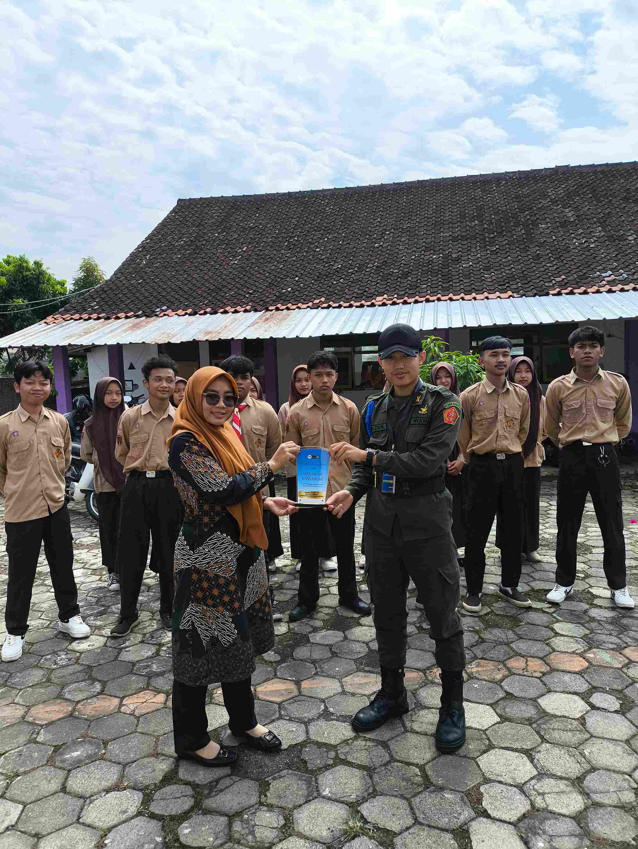 Penyerahan Plakat ke SMA ISLAM KANDANGAN
